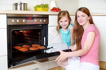 母亲和女儿烘烤饼干厨房父母公寓乐趣成人烹饪食物童年蛋糕中年人图片