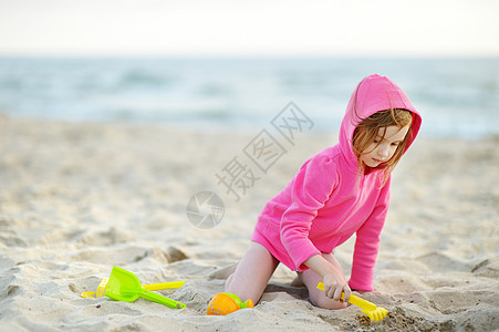 可爱的小女孩在海滩上玩孩子赤脚童年海洋假期女性青年婴儿生活女孩图片