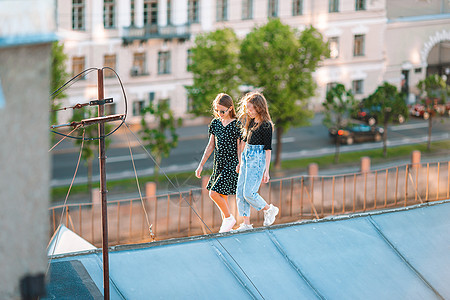 在俄罗斯桑克特彼得堡 享受美丽的日落的可爱女孩们在屋顶上欢乐文化市中心景观历史女孩旅游建筑学纪念碑旅行家庭图片
