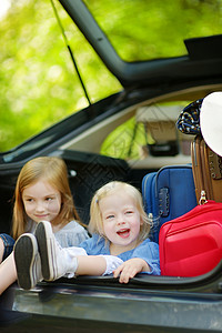 两个小妹妹去度假 两个姐姐行李运输玩具熊孩子生活女孩兄弟自由家庭旅行图片