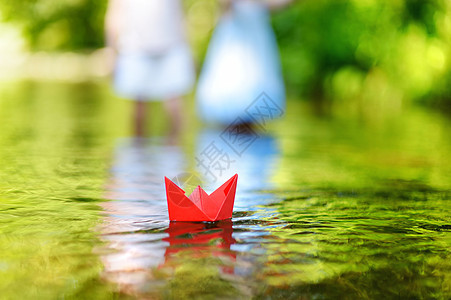 在河上漂浮的纸船图片