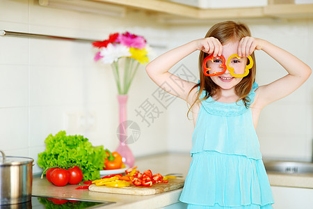 小女孩在厨房帮她妈妈做饭早餐房子蔬菜午餐食物烹饪沙拉女孩快乐女儿图片