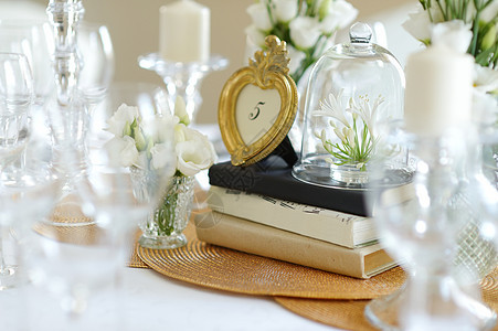 活动晚会或婚礼招待会的表格蜡烛桌子玻璃菜肴餐巾午餐服务派对菜单卡片图片