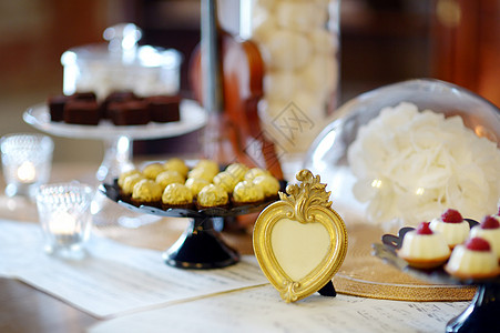 美丽的甜点 糖果和糖果桌美食生日蛋糕食物奢华面包花朵音乐巧克力盘子图片