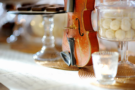 美丽的甜点 糖果和糖果桌食物仪器美食奶油盘子框架音乐香草手工饮食图片
