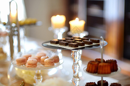 美丽的甜点 糖果和糖果桌面包生日花朵派对手工奢华仪器音乐巧克力蛋糕图片