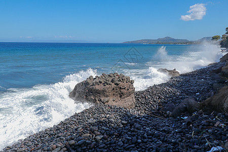 海浪拍打在石滩上 形成一个大浪花 在热带风暴期间 巨浪撞击岩石 强大的海浪冲击着印度尼西亚巴厘岛的黑色岩石旅行海景海洋泡沫娱乐天图片