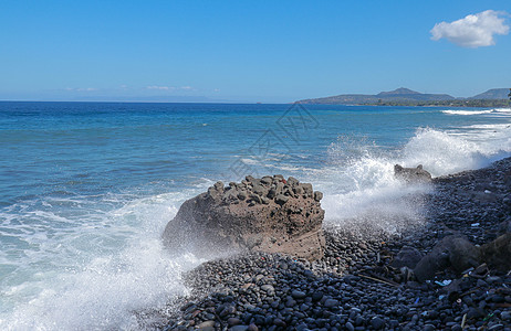 海浪拍打在石滩上 形成一个大浪花 在热带风暴期间 巨浪撞击岩石 强大的海浪冲击着印度尼西亚巴厘岛的黑色岩石阳光旅行海洋支撑海岸天图片