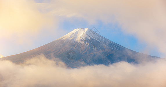 亚马那州福吉奥希达的富士山 清晨在雾中和云中图片