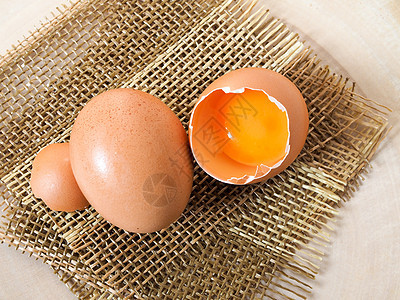 鸡蛋和碎蛋 里面有蛋黄图片