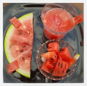 用玻璃碗中的切片和冰块冷却西瓜汁 用黑盘中的西瓜片冷却西瓜汁 适合夏季和健康水果 也可以保持身体水分饮料食物营养热带眼镜乡村饮食图片