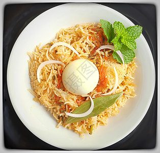 五颜六色的美味鸡蛋饭 中间是鸡蛋 黑碗里的印度辣蘑菇肉汁很漂亮 是最受欢迎的餐厅美食之一热饭桌子烹饪食物土豆红辣椒素食蔬菜午餐盘图片