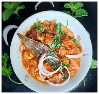 美味的印度辣椒蘑菇肉汁 在白碗里 这是最喜爱的餐厅烹饪食物之一 美食叶子油炸午餐洋葱盘子蔬菜牡蛎图片