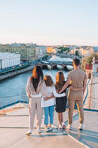 在俄罗斯桑克特彼得堡 享受着美丽的夕阳的屋顶上的家庭生活博物馆旅游市中心中心建筑学历史历史性街道圆顶遗产图片