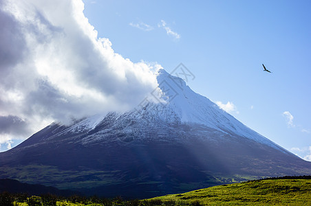 皮科山火山与云层触碰的峰顶图片