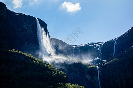 挪威Sognefjord附近悬崖上的瀑布流动环境树木山脉石头荒野薄雾天空森林峡湾图片