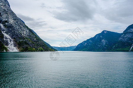 挪威Sognefjord的裂缝和山峰图片