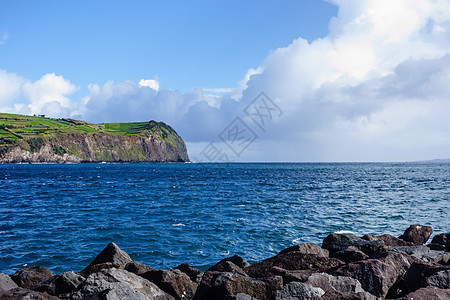 岛东点以陡峭的悬崖结束海洋牧场旅行侵蚀天气岩石地平线沿海海浪农村图片