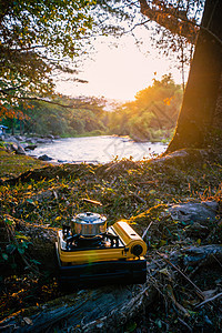 煤气炉灶和烧煮水的铝茶壶黄色旅行溪流气体旅游荒野冒险野餐沸腾灰色图片