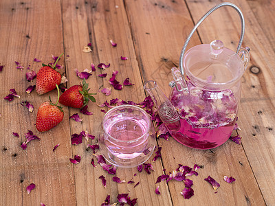 玫瑰花瓣注入茶香气浆果茶杯杯子水果液体草本植物桌子木头玻璃图片