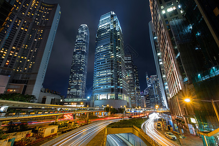 香港中央商业区的天际线 晚上有光线路过 (请看InfoFinland上的图片