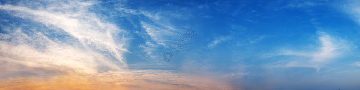 戏剧性的全景天空 云彩在暮光时间场景阳光太阳天气黄色日落风景蓝色多云地平线图片