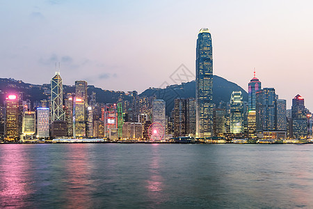 香港的天线在夜里从九龙传来建筑城市场景市中心地标港口办公室景观全景游客图片
