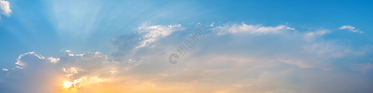 日出和日落时有云的戏剧性全景天空天气阳光多云蓝色红色场景风景地平线黄色太阳图片