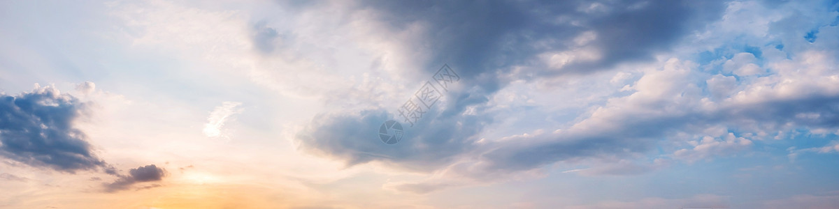 日出和日落时有云的戏剧性全景天空蓝色天气多云场景阳光风景太阳地平线黄色红色图片