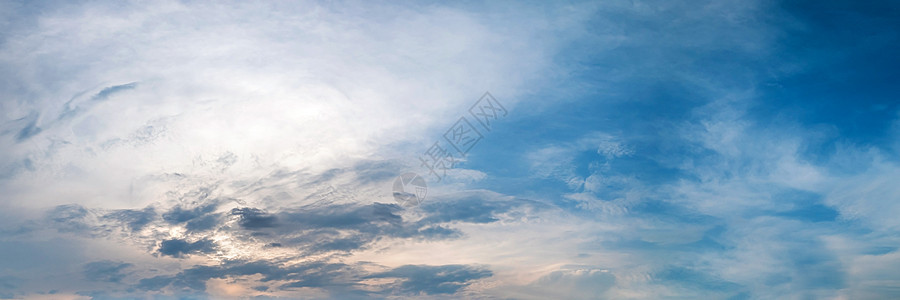 天空全景 云朵笼罩在阴云的日出或日落上风暴多云云景雷雨天堂下雨气候环境蓝色危险图片