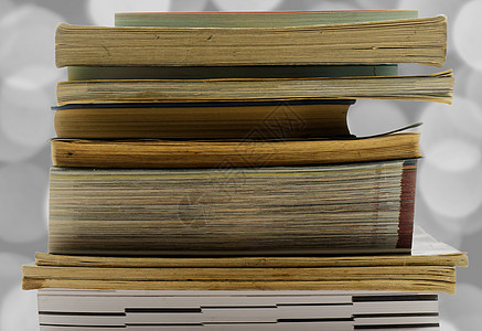 在白色背景下发行和隔离的一堆旧书和用过的书本图片