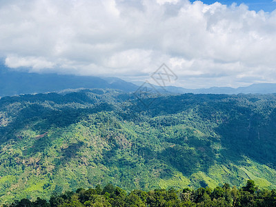 夏季山地风景和云雾的景象草地雨季旅行热带爬坡丛林环境公园农村目的地图片