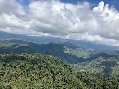 夏季山地风景和云雾的景象顶峰公园丛林草地旅游农村全景山脉目的地蓝色图片