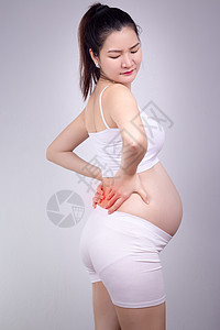 怀孕健康问题概念 亚洲年轻孕妇按摩背痛时疼痛剧烈 — 红色疼痛图片