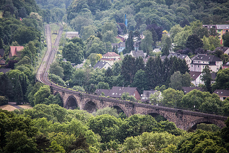 Witten森林地区铁路桥上的铁路桥梁棕色火车交通绿化带石工绿色石头森林图片