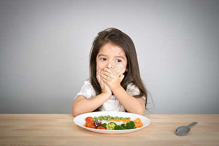 儿童概念的营养和健康饮食习惯 孩子不喜欢吃蔬菜 可爱的小混血女孩拒绝吃健康的蔬菜孩子们盘子童年勺子食客婴儿食物绿色午餐早餐图片
