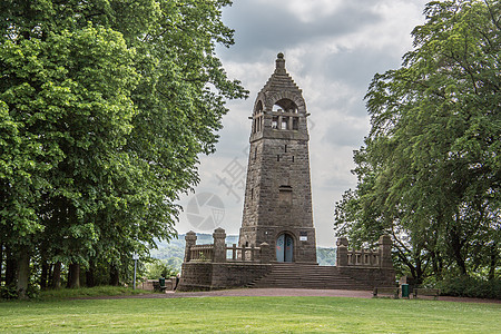 Witten的伯杰人纪念碑建筑树木石工天空石头草地公园制高点棕色蓝色图片