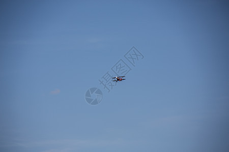 在Hnsborn体育机场上空飞行的飞机运动场车削航展起跑线蓝色自由跑道飞行场航空宽度背景图片