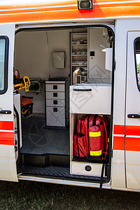 配有医疗设备的救护车白色车辆手提箱红色急救车橙子器材援助医生消防队图片