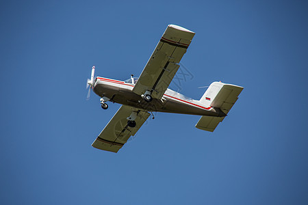 在Hnsborn体育机场上空飞行的飞机宽度器材航空起跑线飞行场跑道自由漂浮蓝色航展背景图片