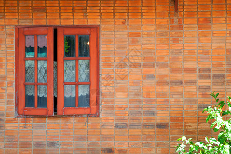 亚洲农村的古老简陋房屋旧砖墙和锈制外窗帘玻璃门窗图片
