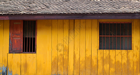 亚洲乡村复古简约木屋 带黄色木墙和质朴的外窗百叶窗图片