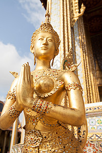 大皇宫玉佛寺 的金色 Kinnari 雕像 Kinnari 是东南亚佛教神话中半鸟半女的生物 是曼谷著名的旅游胜地 泰国 东南亚背景图片