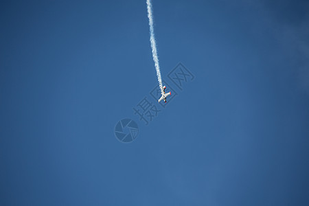 在Hnsborn体育机场上空飞行的飞机运动场宽度自由蓝色航展航空起跑线跑道漂浮车削图片