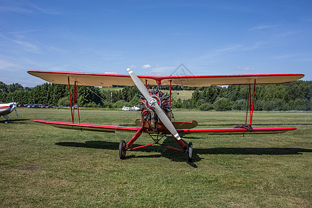 在草地上的红双飞机动力体育机场棕色树木旅行器材跑道绿色运输图片