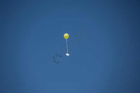 天空中的黄黄气球蓝色交通明信片自由空邮运输圆形背景图片