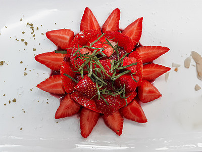 用于夏季点心的新鲜草莓甜甜品图片