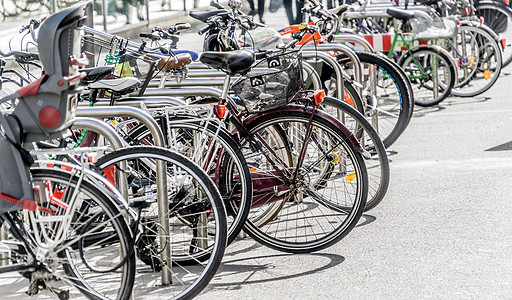 自行车停放步行区的自行车架架子金属民众车辆城市场景合金齿轮交通团体图片