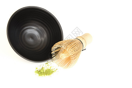 火力 竹子搅拌器和黑杯食物文化仪式绿色抹茶粉末饮料礼仪手工白色背景图片