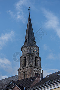 贝兹多夫的圣伊格纳修斯教堂石头墙壁中殿大厅蓝色彩色宗教玻璃窗天空圆形图片